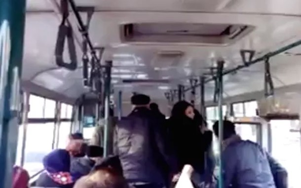 Xırdalanda avtobusda ŞOK HADİSƏ - Qadının üzünü kəsdilər