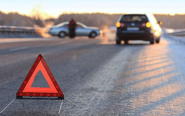 Maşını yol kənarında dayanan “Toyota”ya vurdu - Sürücü öldü 