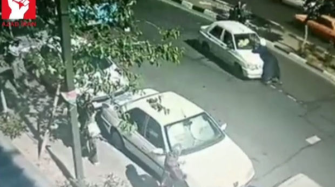 İranda avtomobil mollanı vurdu: Din xadimi kapotun üstündə... - VİDEO