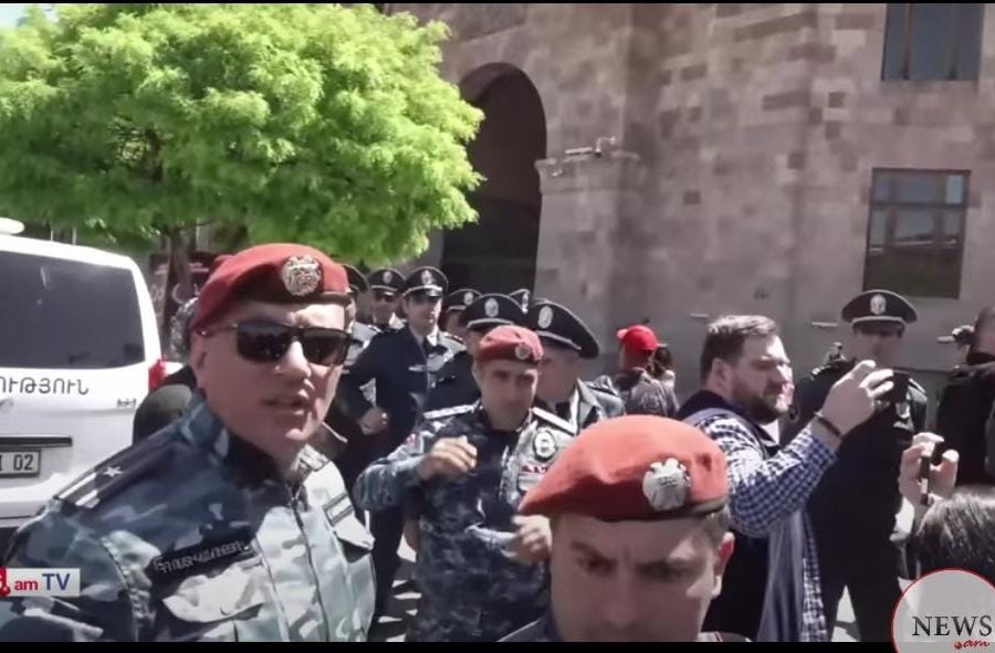 Ermənistan Nazirlər Kabinetinin binasına donuz başları atıldı - VİDEO