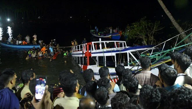 Turist gəmisi batdı: ÇOX SAYDA ÖLÜ