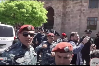 Ermənistan Nazirlər Kabinetinin binasına donuz başları atıldı - VİDEO