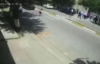 Azərbaycanda məktəbin qarşısında avtomobil şagirdi vurdu – ANBAAN VİDEO