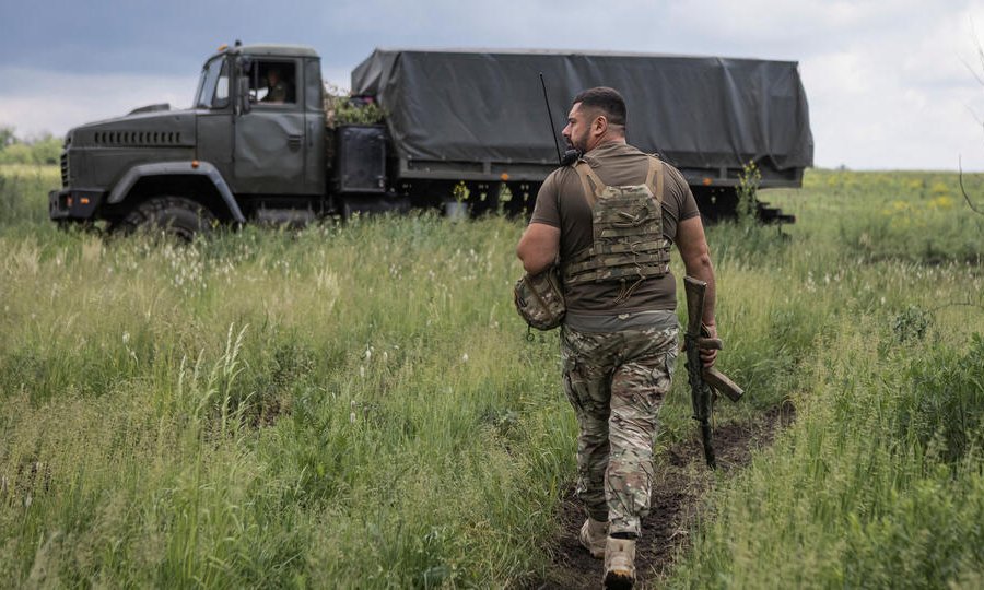 Merkel: Ukrayna Silahlı Qüvvələrində silahdan əvvəl insan tükənəcək