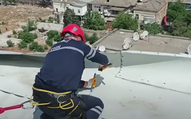 Bakıda yaşayış binasında küləyin yaratdığı təhlükə aradan qaldırıldı —  Video