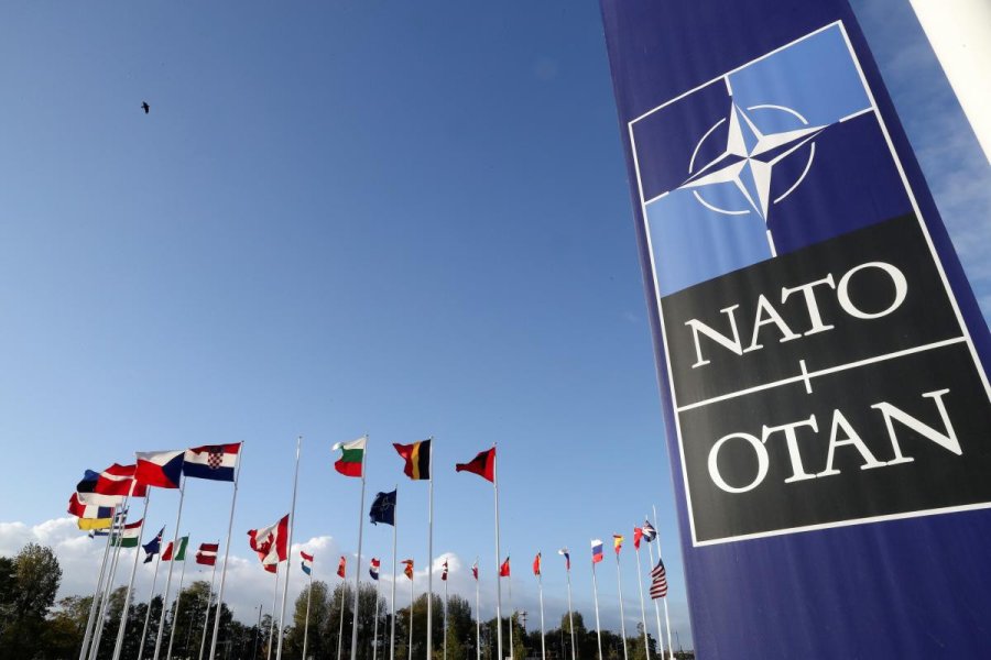 NATO-nun ilk qadın mətbuat katibi vəzifəsindən ayrılacaq