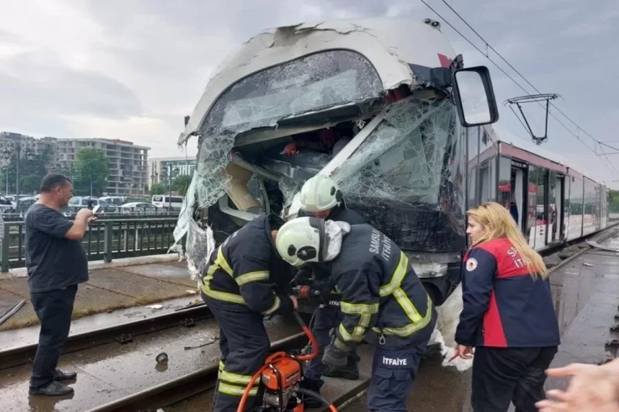 Türkiyədə iki tramvay toqquşdu, yaralılar var