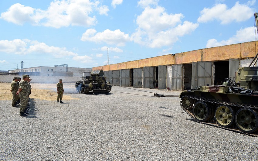 Orduda zirehli tank xidməti rəisləri ilə toplantı keçirildi