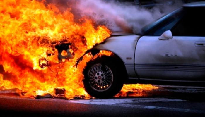 Qobustanda avtomobil yandı