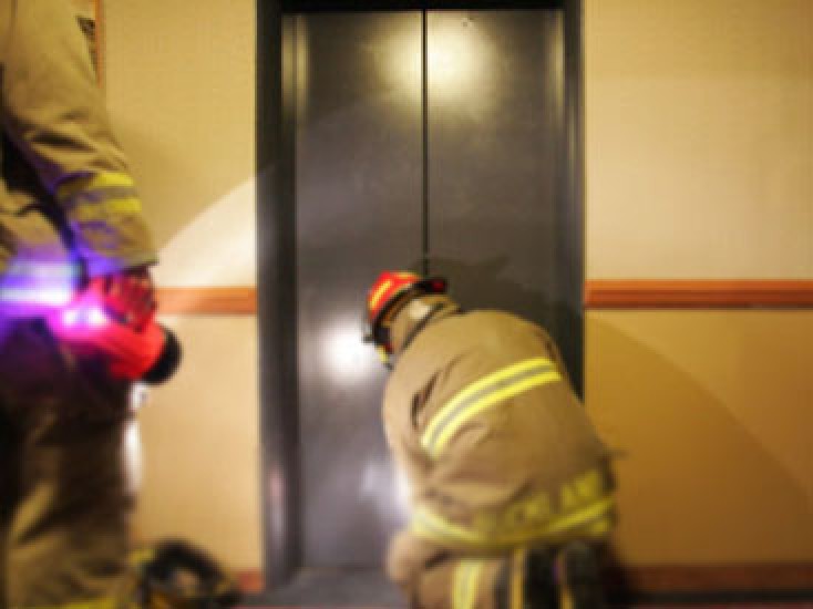 Bakıda 10 nəfər liftdə qaldı 