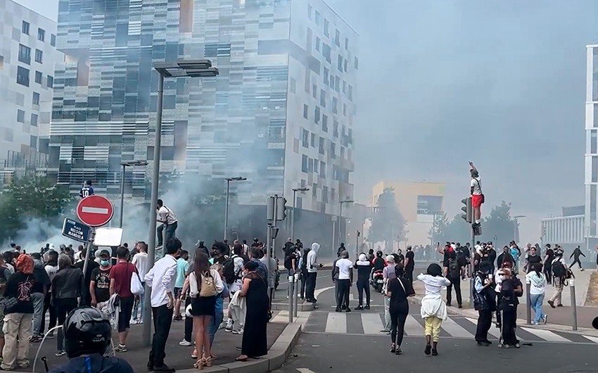 Fransada etirazçılar binaların şüşələrini sındırıb, avtomobilləri yandırıb 