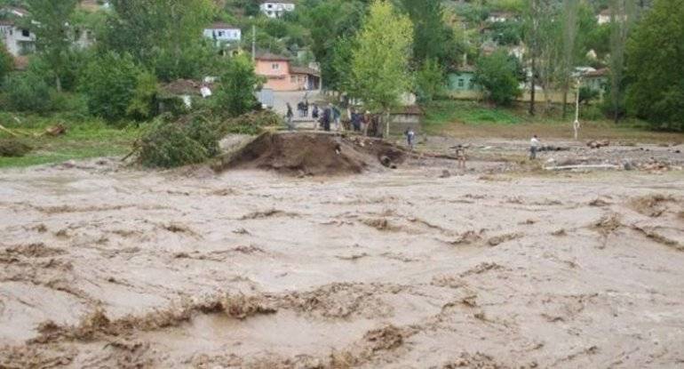 Bu gün sel aparan Elgünün ürəksızladan FOTOSU 