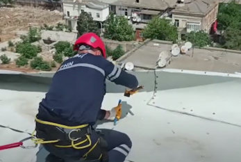 Bakıda yaşayış binasında küləyin yaratdığı təhlükə aradan qaldırıldı —  Video