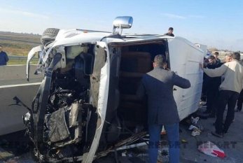 Fəhlələri aparan avtobus qəzaya düşdü: 3 nəfər yaralandı 