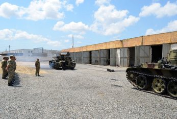 Orduda zirehli tank xidməti rəisləri ilə toplantı keçirildi