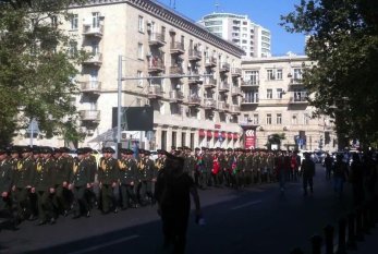 Bakının mərkəzində hərbi marş sədaları: Kursantların yürüşü —  VİDEO
