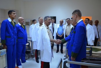 Zakir Həsənov hərbi hospitalı ziyarət etdi — VİDEO