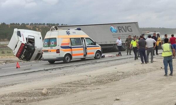 Oğuzda TIR qəzaya düşdü, yol bağlandı