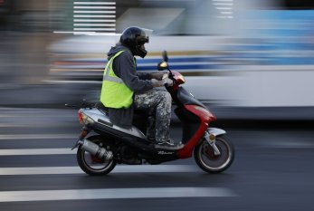 Motosiklet və moped sürücülərinə — XƏBƏRDARLIQ