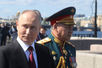 Putin Sankt-Peterburqda keçirilən paradda - Fotolar
