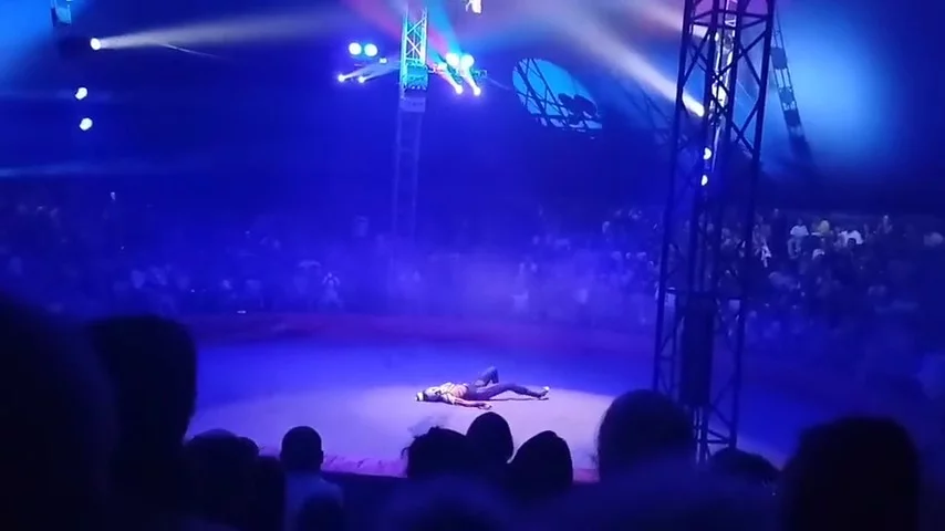 Gimnast tamaşa zamanı hündürlükdən yıxıldı - ANBAAN VİDEO
