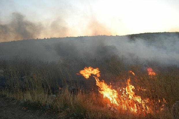 Bakıda açıq ərazi yanır 