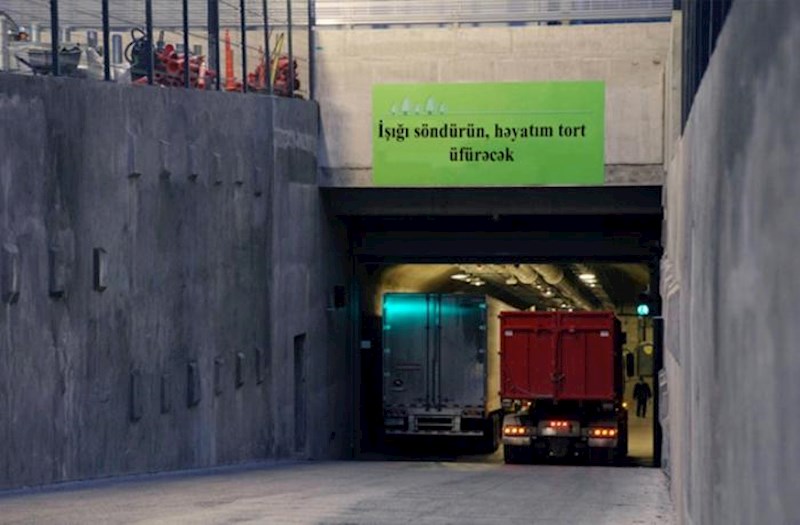 “İşığı söndürün, həyatım tort üfürəcək” plakatını asan HƏBS EDİLDİ