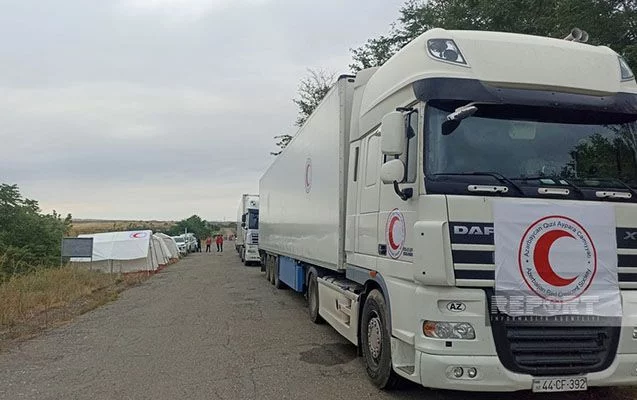 40 ton humanitar yardım aparan karvan Ağdam-Xankəndi yolunda gözləyir - FOTO