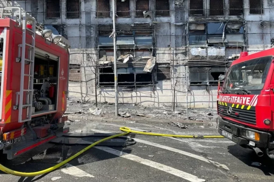 İstanbulda Mədəniyyət Mərkəzinin binası yanıb 