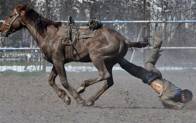 Atdan yıxılan prokuror ÖLDÜ - FOTO