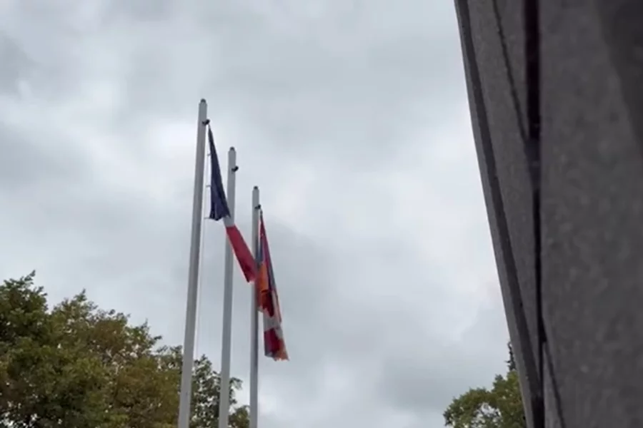 Separatçılar Xankəndidə Fransanın BAYRAĞINI ASDI- VİDEO