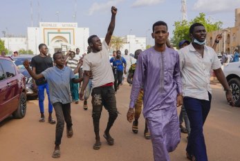 Nigerdə Fransa müstəmləkəçiliyi başa çatır telekanallar bağlandı - VİDEO
