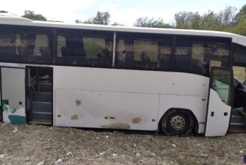 Turistləri daşıyan avtobus qəzaya uğradı - VİDEO