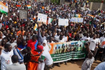 Xalq ayağa QALXDI: “Fransa Nigeri öldürür” - VİDEO