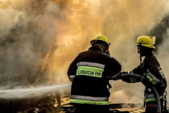 Bakıda bina yandı: Sakinlər təxliyə olundu - VİDEO