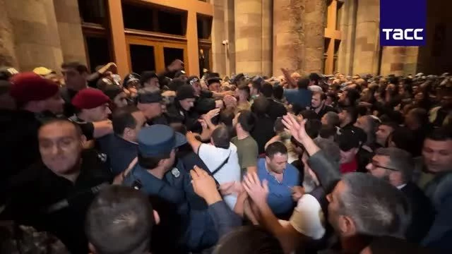 İrəvanda polis etirazçılara qarşı səs qumbaralarından İSTİFADƏ ETDİ