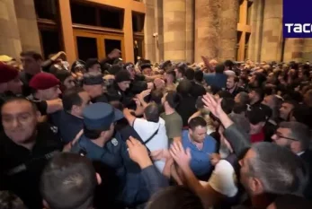 İrəvanda polis etirazçılara qarşı səs qumbaralarından İSTİFADƏ ETDİ