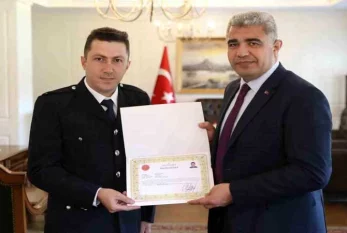 Azərbaycan bayrağını öpən türk polis MÜKAFATLANDIRILDI - VİDEO