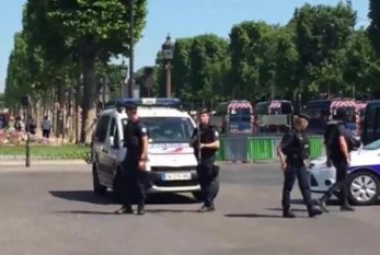 Fransada nümayiş zamanı polis maşınına HÜCUM EDİLDİ