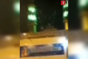 İranda etirazçılar Xomeyninin bannerini yandırdılar - VİDEO