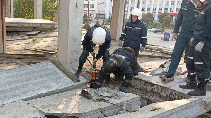 Beton plitə fəhlələrin üzərinə UÇDU - FOTO