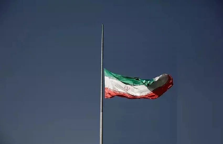 Bakıda İran bayrağı ENDİRİLDİ - FOTO