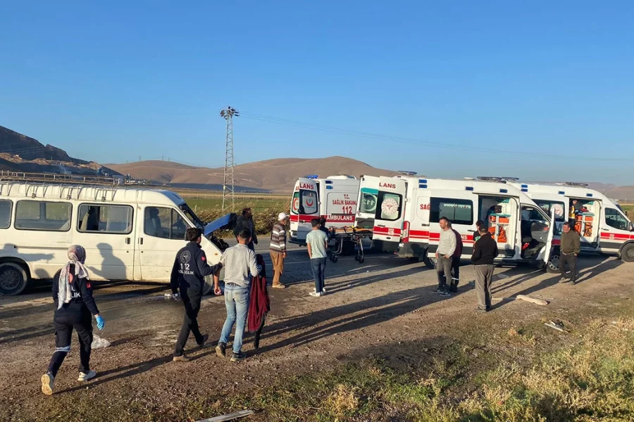 Türkiyədə dəhşətli qəza - Avtobus tankerlə toqquşdu