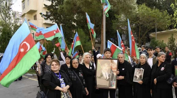 31 il sonra qalıqları tapılan şəhidlə vida mərasimi keçirilir