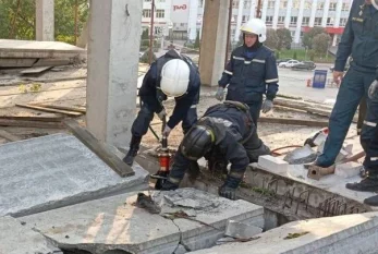 Beton plitə fəhlələrin üzərinə UÇDU - FOTO