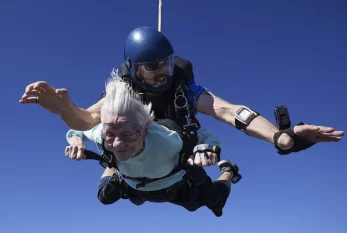 104 yaşlı qadın paraşütlə tullandı - VİDEO