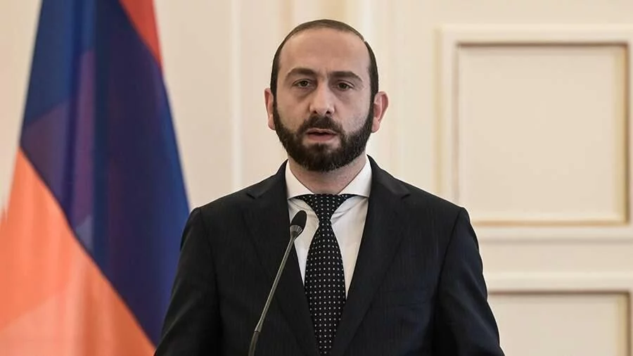 Mirzoyan Britaniyaya gedir: masada nələr var?