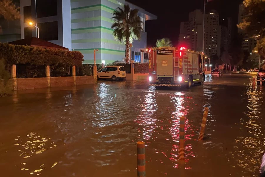 İzmir şəhəri su altında qaldı - VİDEO