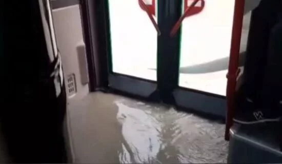 Sərnişin dolu marşrut avtobusunu su basdı - VİDEO