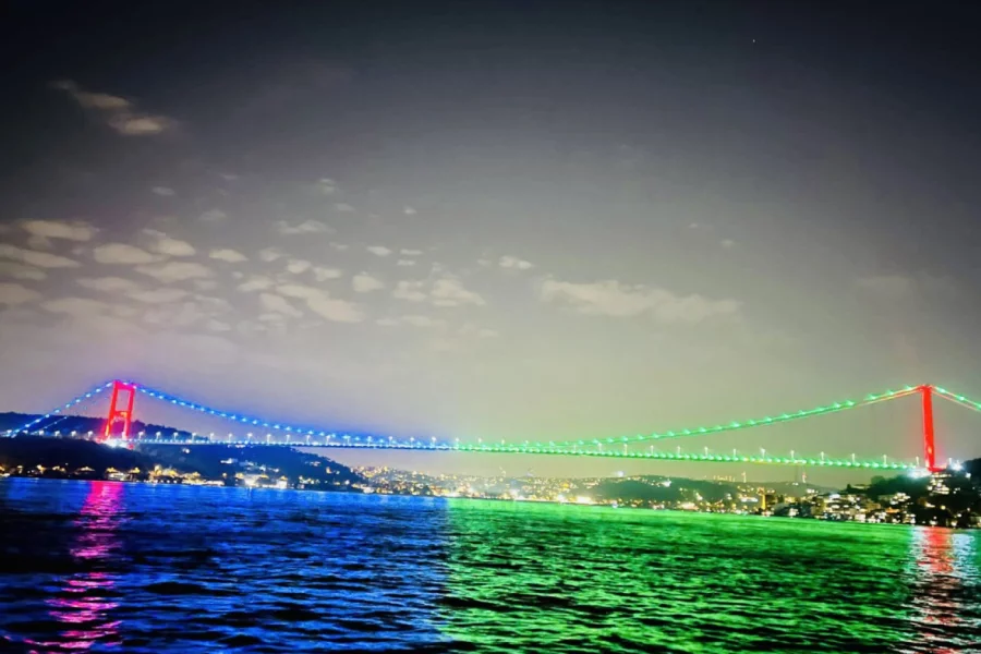 İstanbulda məşhur körpü Azərbaycan bayrağının rənglərində İŞIQLANDIRILDI